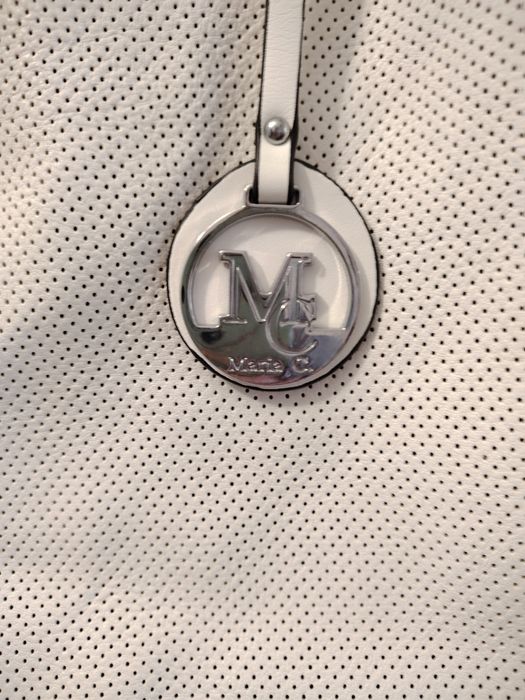 Бяла дамска чанта с перфорация.