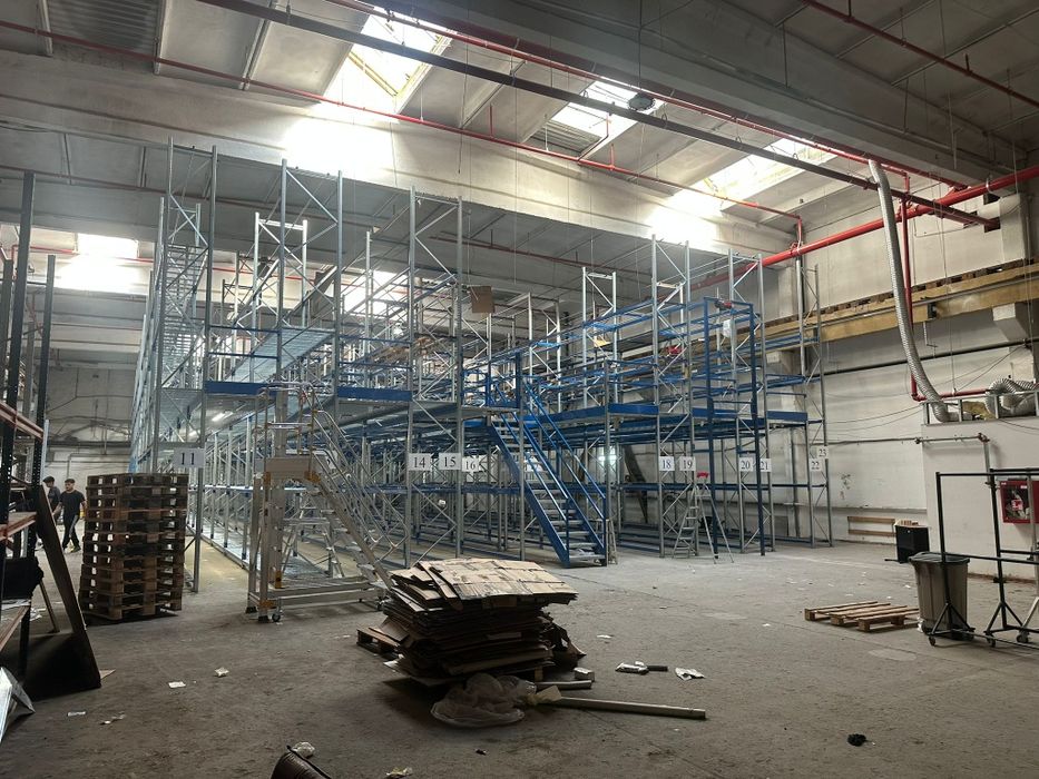 Vând platforma mezanin pe structură de raft la super preț