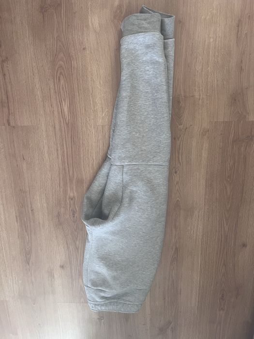 Pantaloni Gri Nike Tech Fleece