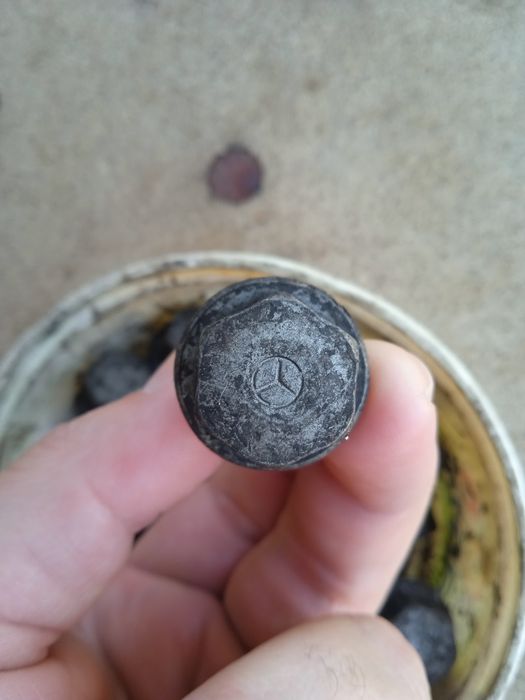 Болтове за Mercedes A и B класа.