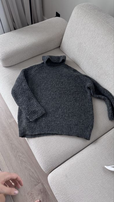 свитер Zara темно серого цвета размер М, очень стильныц