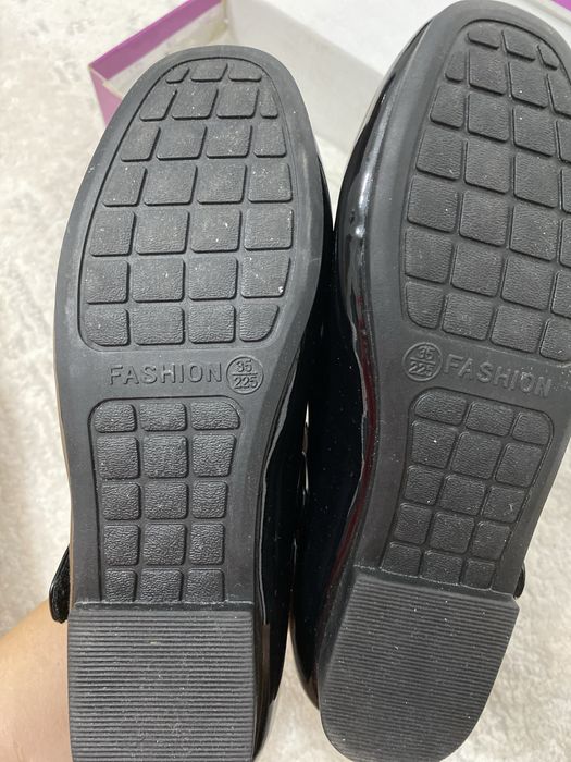 Продам школьные туфли