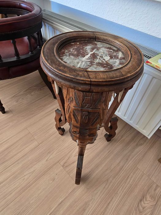 Стара масичка за цветя.