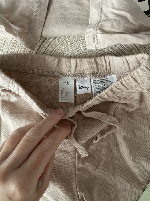Set de haine de vară H&M pentru băieței de 1,5–2 ani (86–92 cm) — include tricouri, pantaloni scurți, o șapcă și o pălărie de soare.