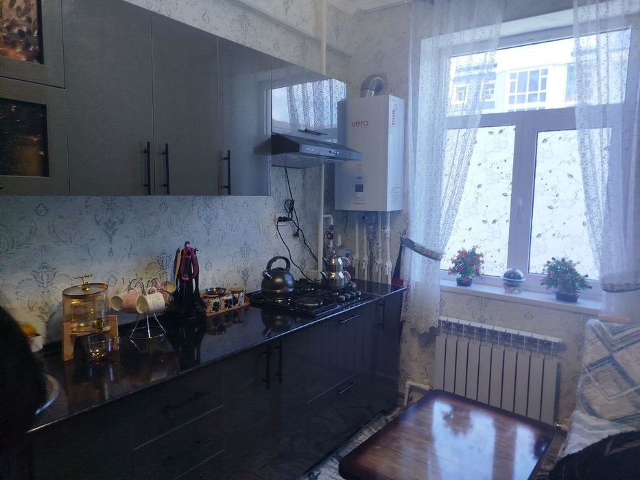 Kvartira sotiladi 1 xona 2 xona qilingan