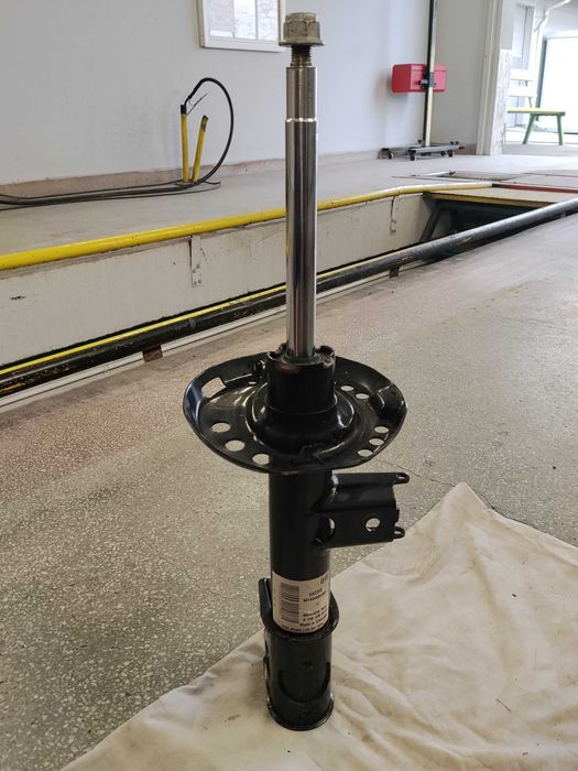 Продавам 1бр. преден ляв амортисьор за GLA200 W156