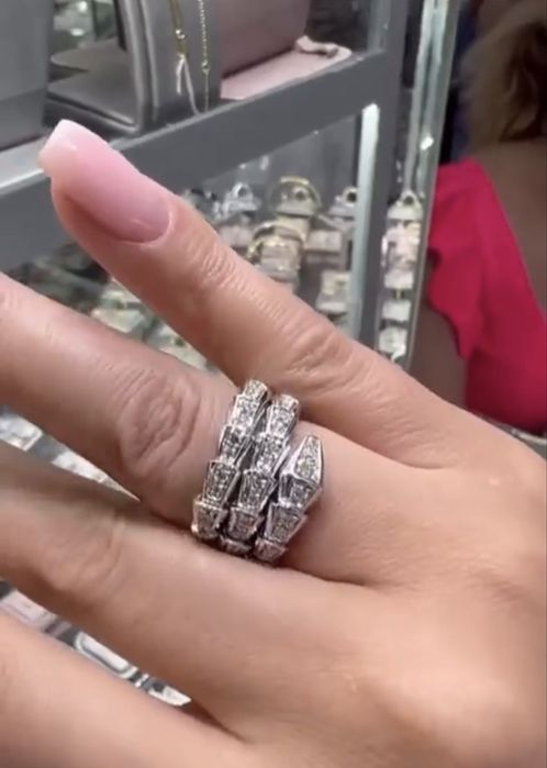 Женское кольцо с бриллиантами