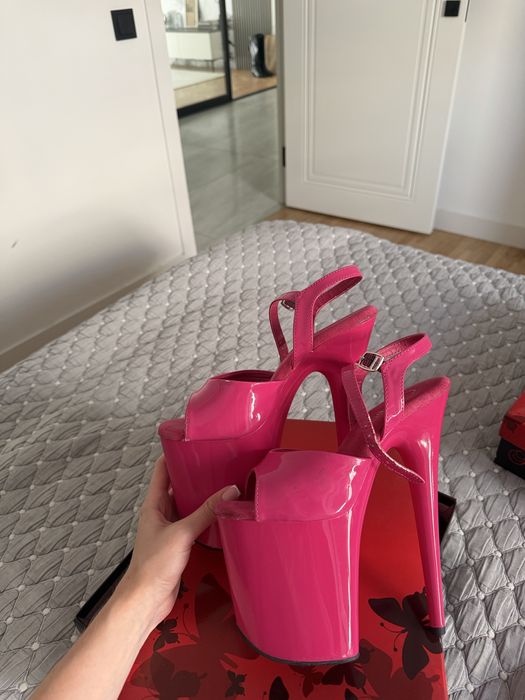 Продам стрипы тройки Pleaser