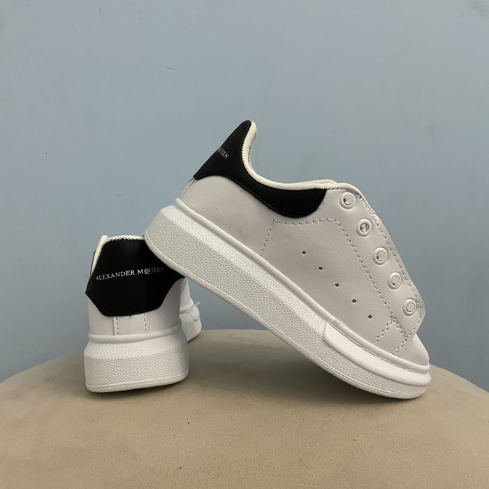 Распродажа детской обуви.