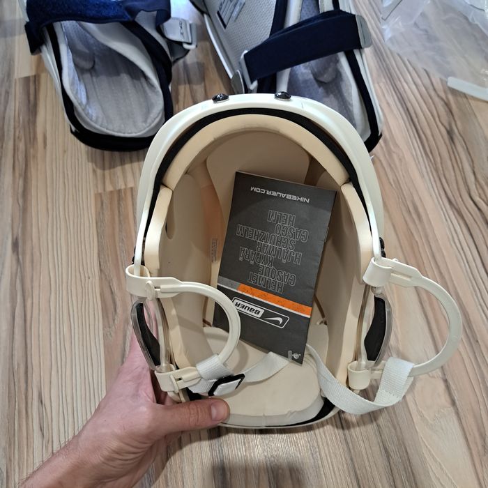 Хоккейная форма: краги, шлем.