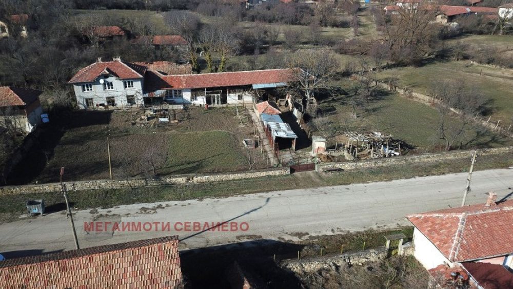 Продажба Къща гр. Севлиево - с. Агатово 200m² и двор 2420m²