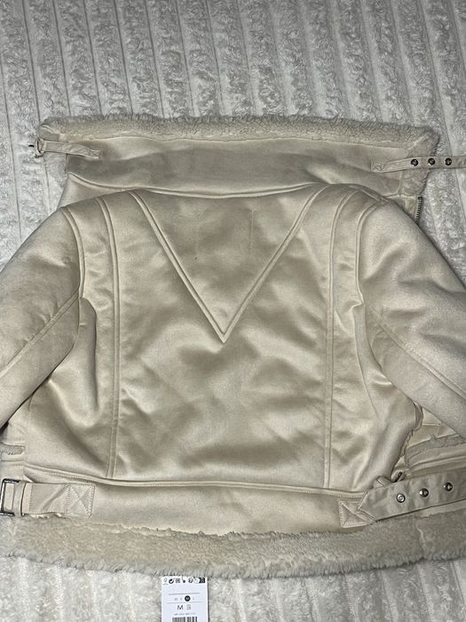 Яке Bershka - Меко , късо и уютно, кремав нежен цвят.