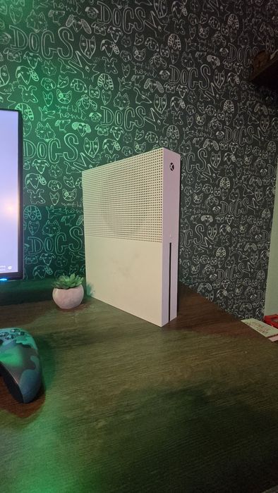 Xbox one s 1tb + 8 jocuri