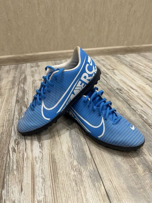 Бутонки Adidas и стоножки Nike