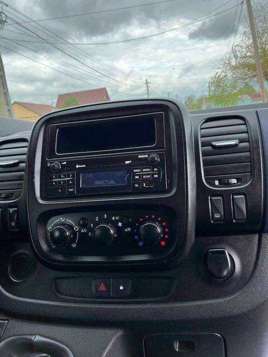 Opel Vivaro EcoFlex an 2015 cu 6 locuri si duba euro 5