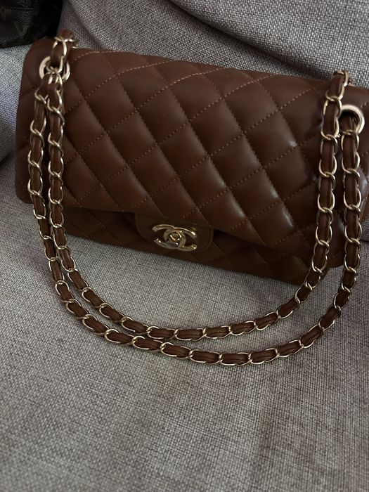 Емблематична чанта на Chanel в кафяв цвят и златни елементи