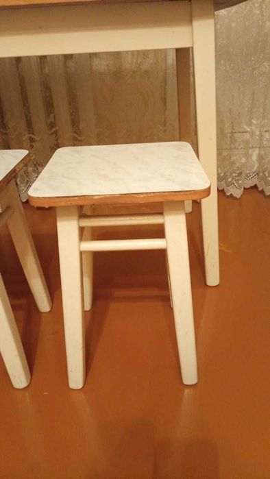 Кухонный стол и табуретки