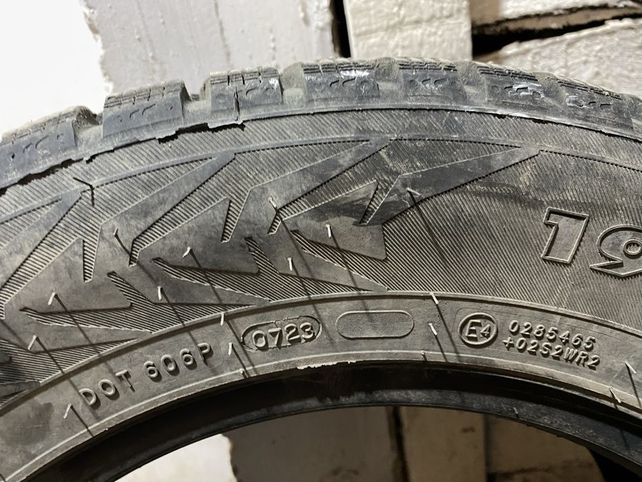 Продам комплект зимних шин 195/65/15