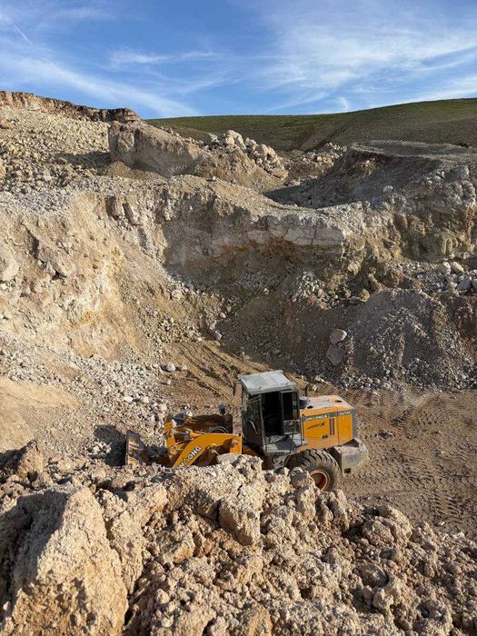 карьер - добывается сыре для облицовочных кирпичей и кальций.