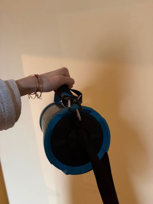 Boxă portabilă. Se aude foarte tare