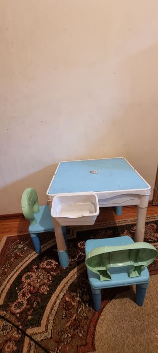 Пласмасовый столик со стульями