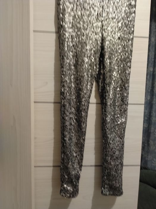 Pantaloni paiete argintii superbi  de luat ziua sau seara. Este sezonul schimbarilor
