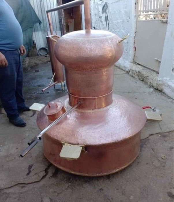 Vând cazan de făcut țuică din cupru
Cazanul ca capacitate are 250litri