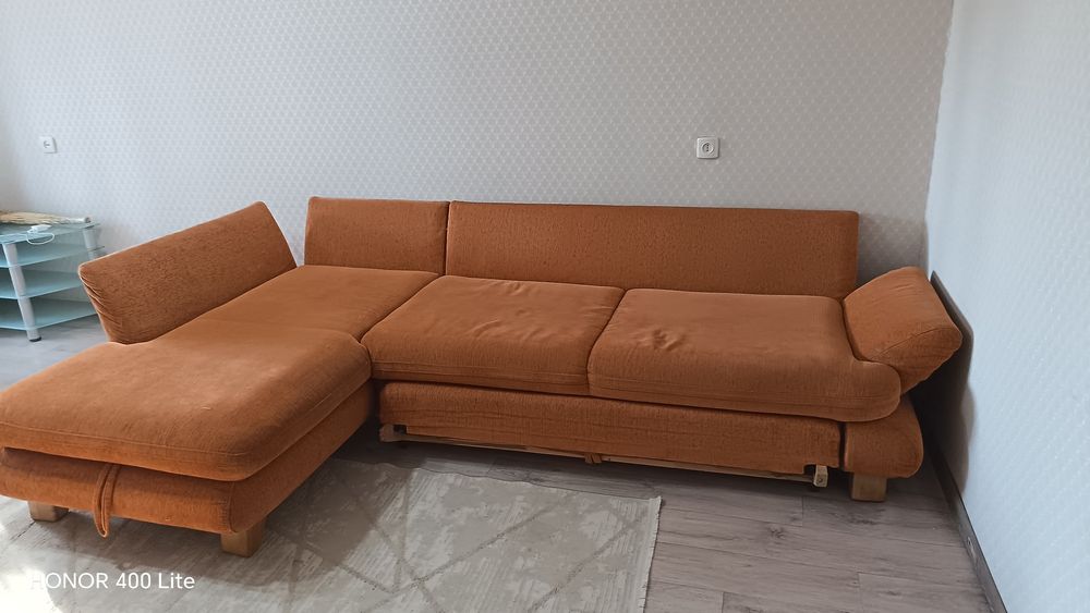 Продаю б/у диван раскладной и ковры
