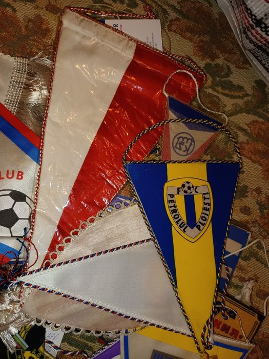 Стари футболни и други флагчета + колекционерски значки