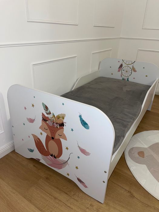 Mobilier pentru patul unei camere de fete