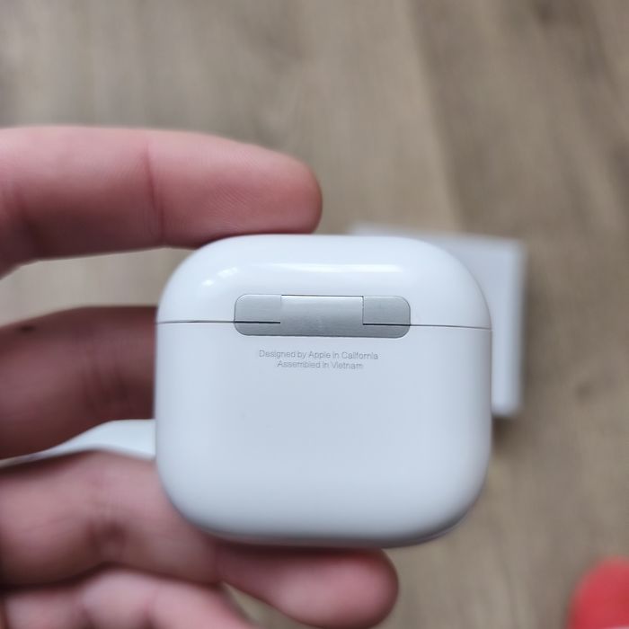 AirPods 4 (ANC) stare: ca noi