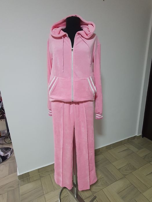 Trening catifea cu hanorac cu dungi albe si pantaloni model drept
