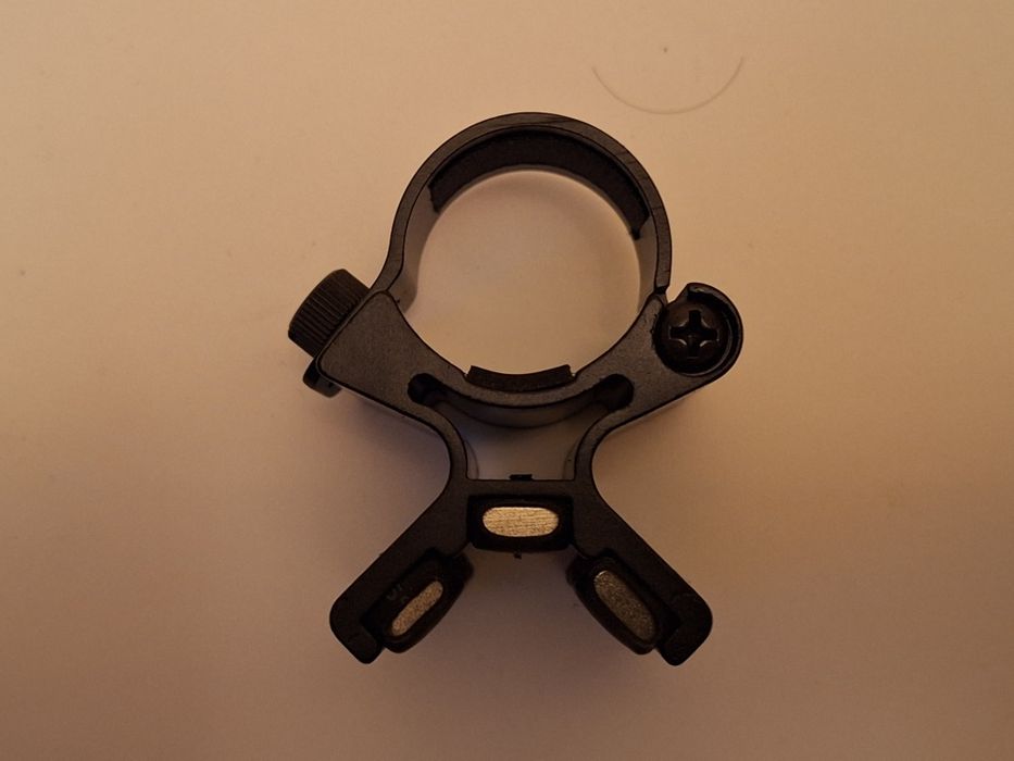 Магнитна стойка за фенер на оръжие ( с 3 магнита) Диаметър 25-30мм