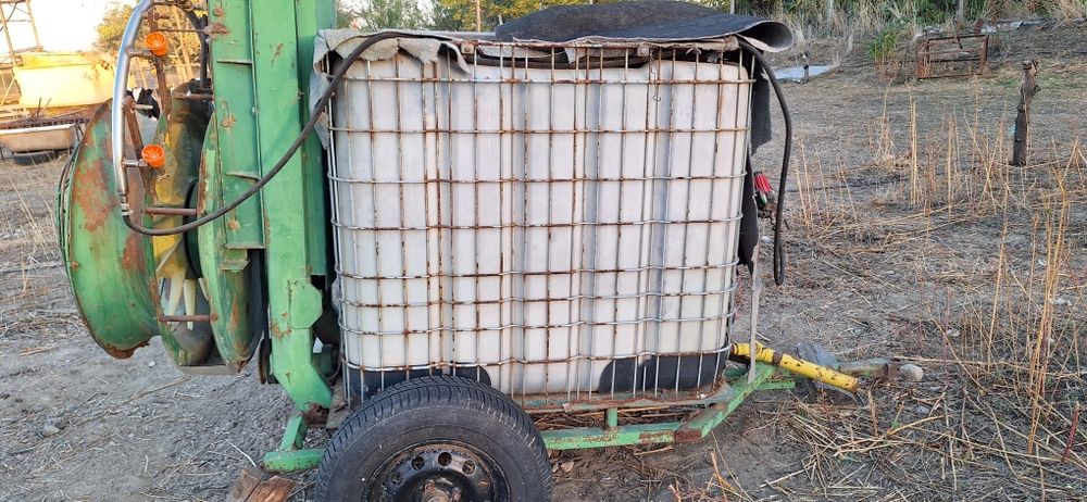 Продавам инвентар за трактор  плугове и пръскачка