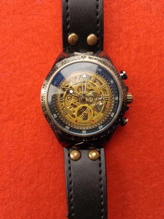 Часы механические с автоподзаводом.