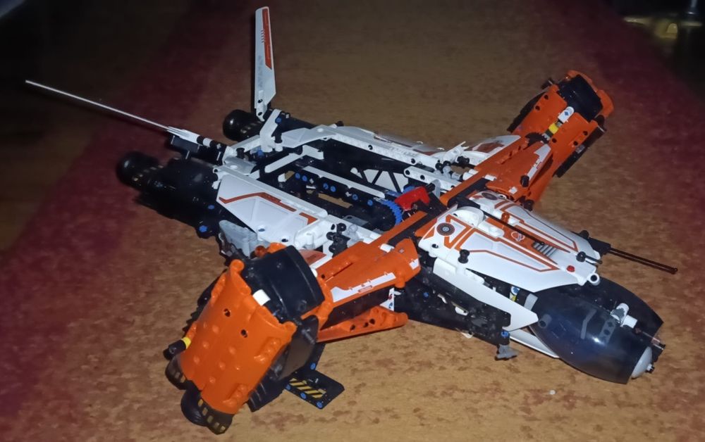 42181)
LEGO Technic - Naveta spatiala LT81 cu decolare si aterizare (42181)