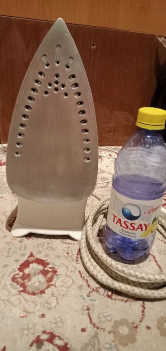 Утюг фирмы ,,BINATONE"  model no:SI-2000A