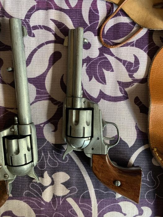 Реплика пистолети Колт и пушка Уинчестър