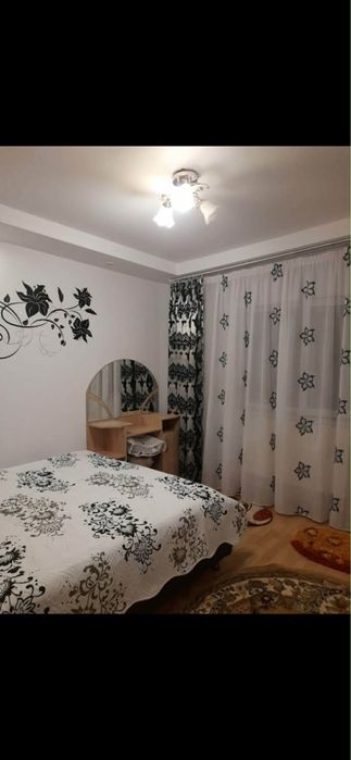 Inchiriez apartament 4 camere decomandat