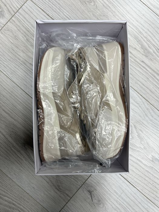 Женские кроссовки