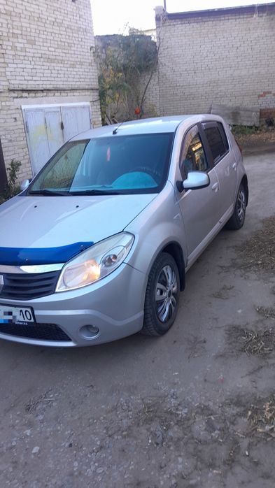 Рено сандеро  автомобиль