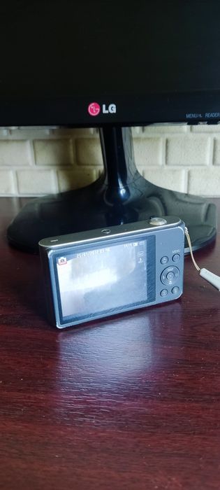 Продается монитор LG и фотоаппарат Samsung в хорошем состоянии.
