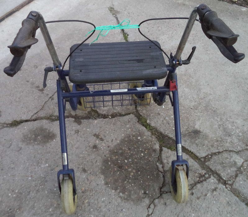 ПРОХОДИЛКА сгъваема с две спирачки