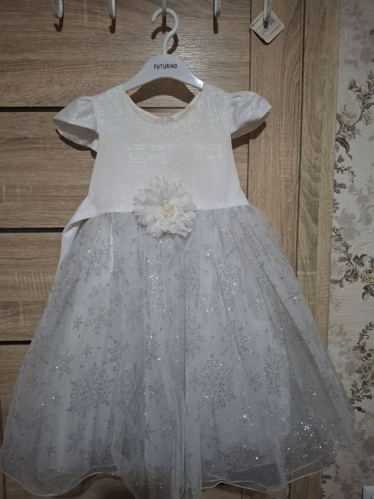 Платье детское белого цвета.