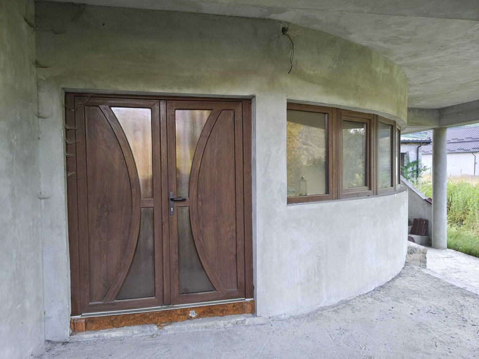 VILĂ P+E+M 560 MP - ETAJ 5 BĂI + MANSARDĂ OPEN 118 MP + ANEXE + 2.000 MP TEREN - 185.000€