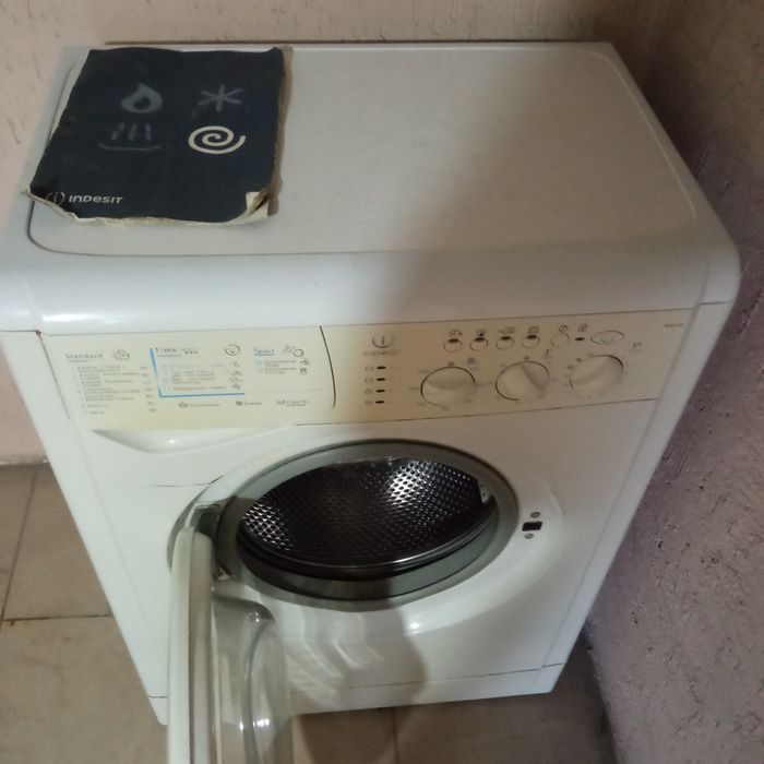 Стиральная машина Индезит.