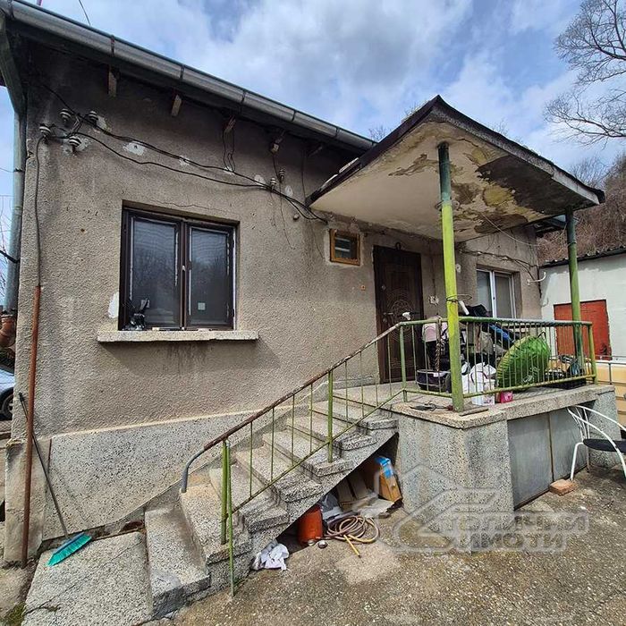 Стара къща с двор в с. Долни Пасарел