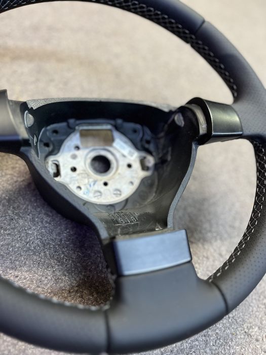 Volan piele perforat VW Passat B6,Golf 5,Jetta,Tiguan,Touran 2004-2010