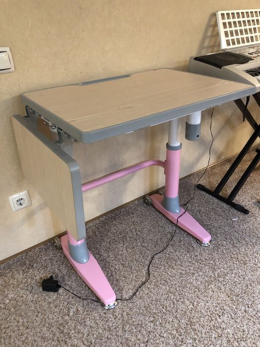 Продам детскую парту со стулом