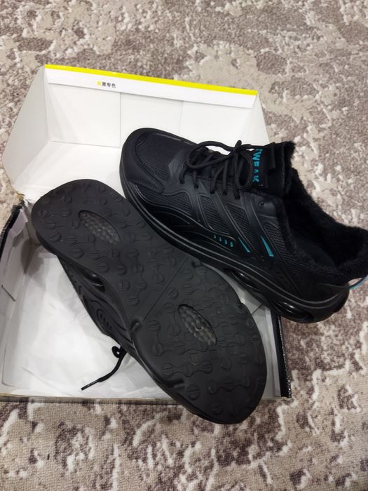 Кроссовки 42 размер.